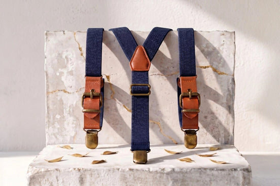 Bretelles ajustables bleues en tissu élastique avec détails en cuir marron et pinces dorées, style Shelby par Roaring 20s Paris.