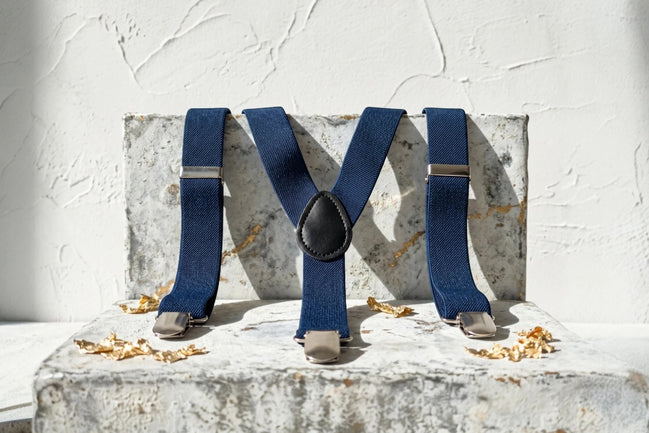Bretelles ajustables bleu foncé Roaring 20s Paris en élastique avec pinces argentées, style Peaky Blinders.