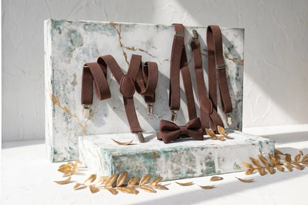 Ensemble bretelles et nœud papillon marron en élasthanne, style rétro chic, pour adulte et enfant, par Roaring 20s Paris.