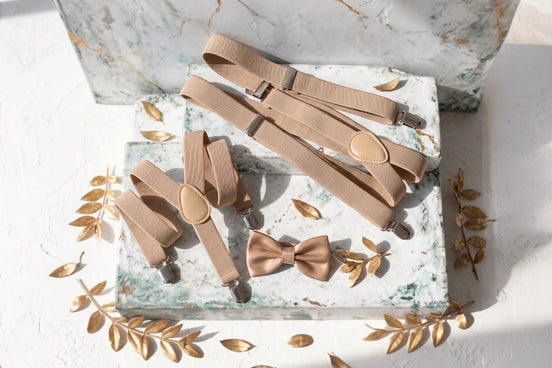 Ensemble bretelles et nœud papillon beige Shelby en élasthanne pour enfant et adulte, style vintage.