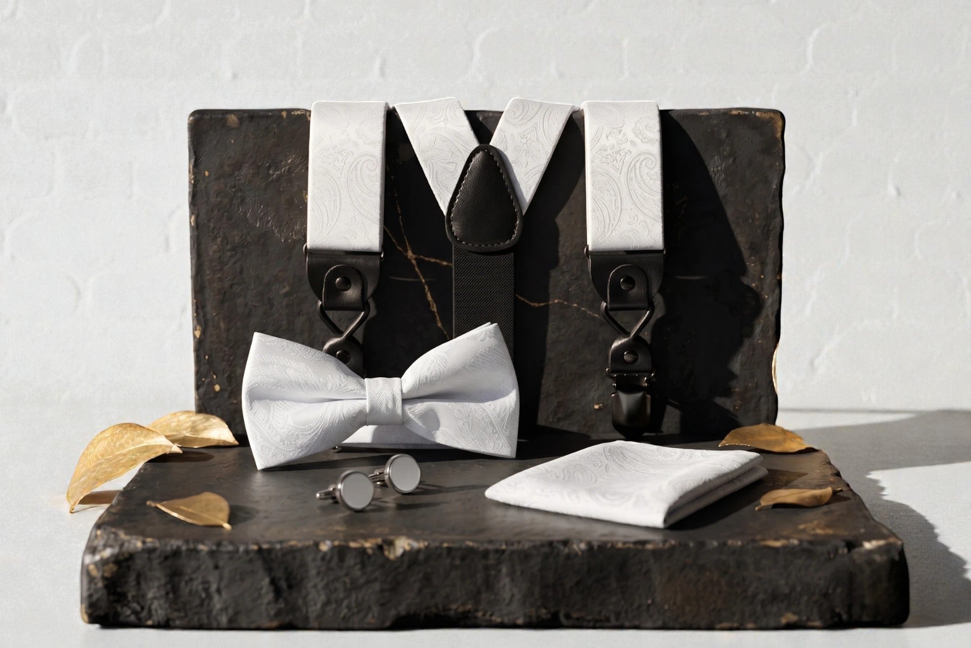 Ensemble Roaring 20s Paris : bretelles blanches à pois, nœud papillon, pochette et boutons de manchette assortis.