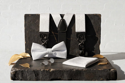 Ensemble Roaring 20s Paris : bretelles blanches à pois, nœud papillon, pochette et boutons de manchette assortis.