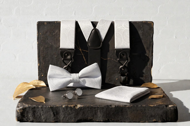 Ensemble Roaring 20s Paris : bretelles blanches à pois, nœud papillon, pochette et boutons de manchette assortis.