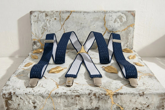 Bretelles ajustables bleu marine à pois blancs, style vintage, idéales pour mariage ou costume. Roaring 20s Paris.
