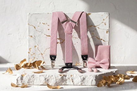 Bretelles à bouton rose pâle Charlotte Shelby en lin avec nœud papillon assorti et pochette pour homme et femme, style vintage.