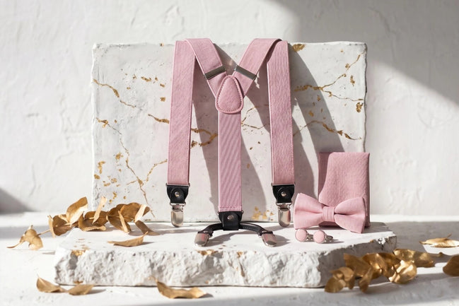 Bretelles à bouton rose pâle Charlotte Shelby en lin avec nœud papillon assorti et pochette pour homme et femme, style vintage.