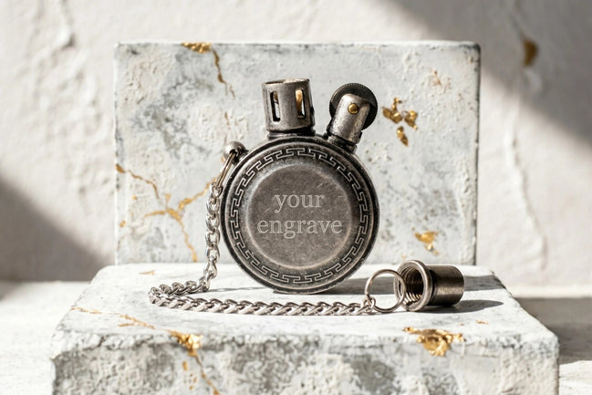 Briquet Zippo personnalisé Roaring 20s Paris en acier argenté, style vintage avec gravure, cadeau élégant.