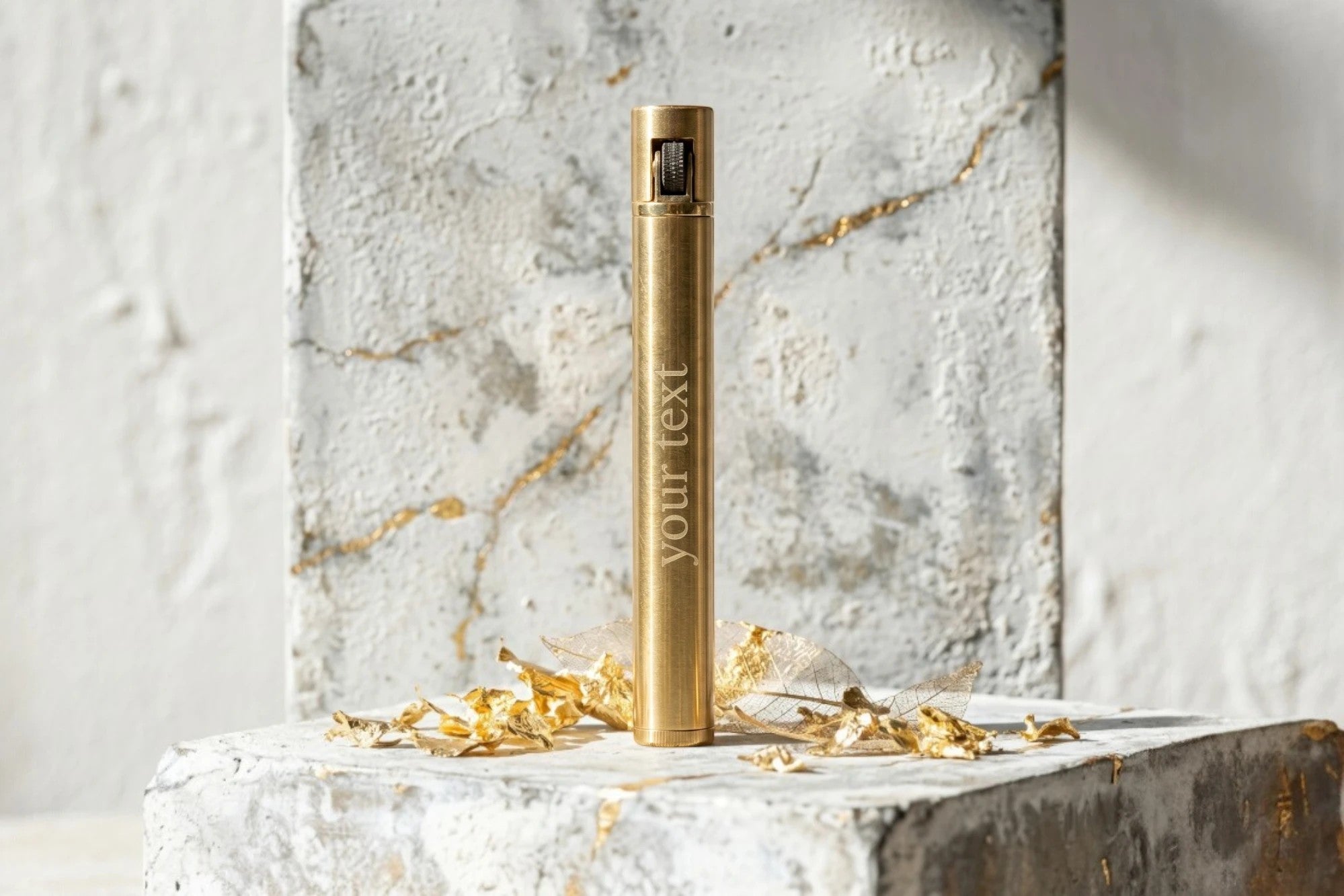 Roaring 20s Paris briquet zippo doré en acier inoxydable, gravé avec texte personnalisé, style vintage.