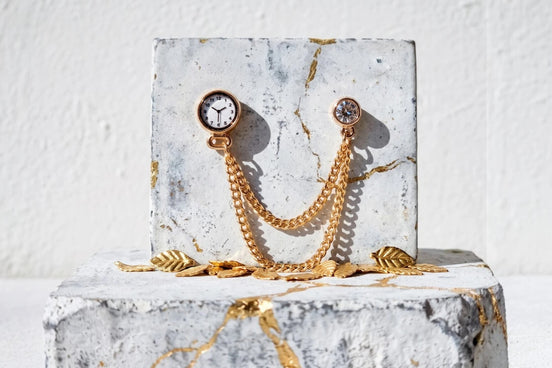 Broche épingle Roaring 20s Paris en acier inoxydable doré avec chaîne et fausse montre