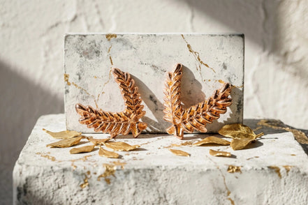 Roaring 20s Paris : broche épingle mariage tenue en acier or, style bohème chic, détail feuille, 2.7cm