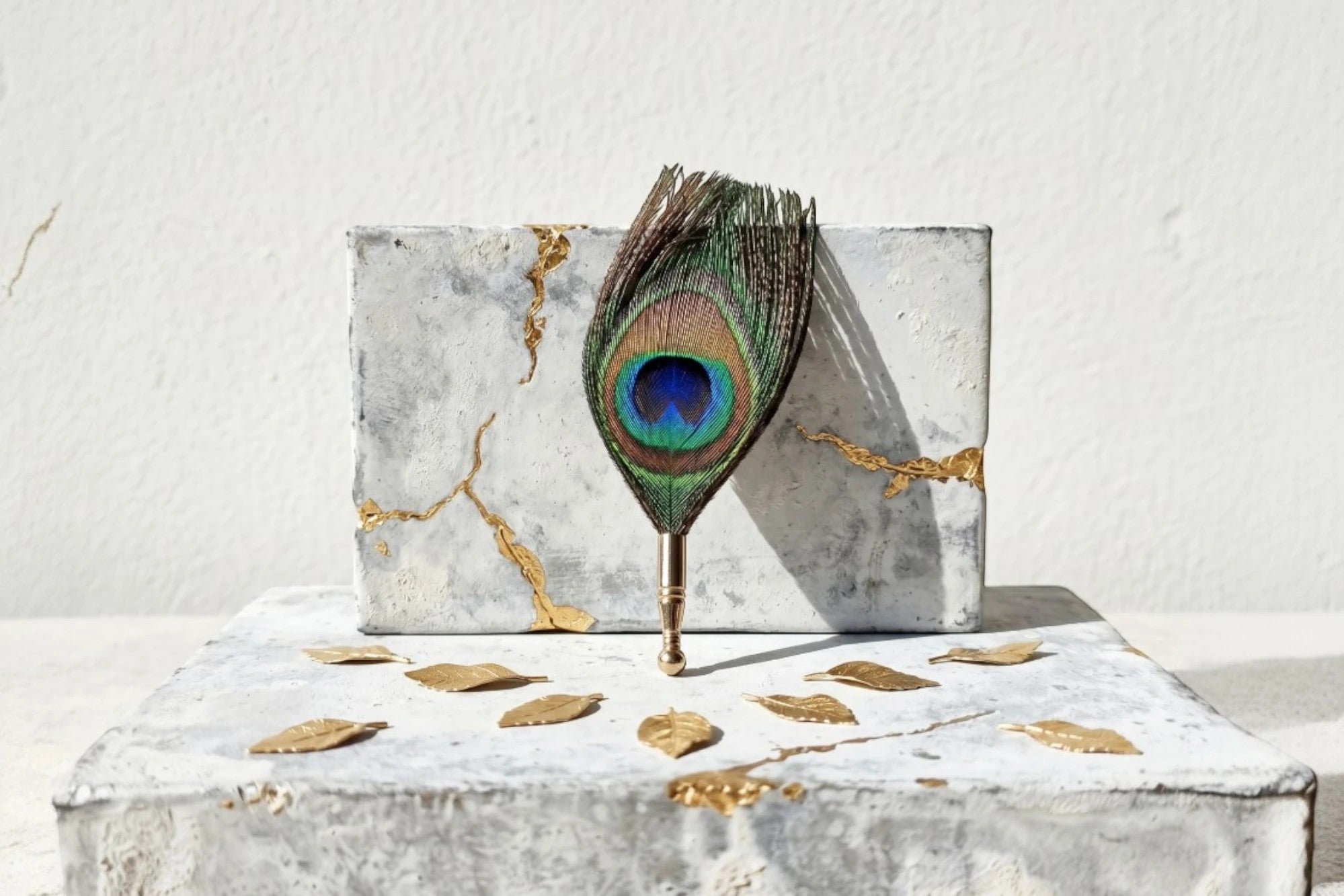 Broche épingle plume de paon verte et bleue avec détails dorés, style Peaky Blinders, Roaring 20s Paris.