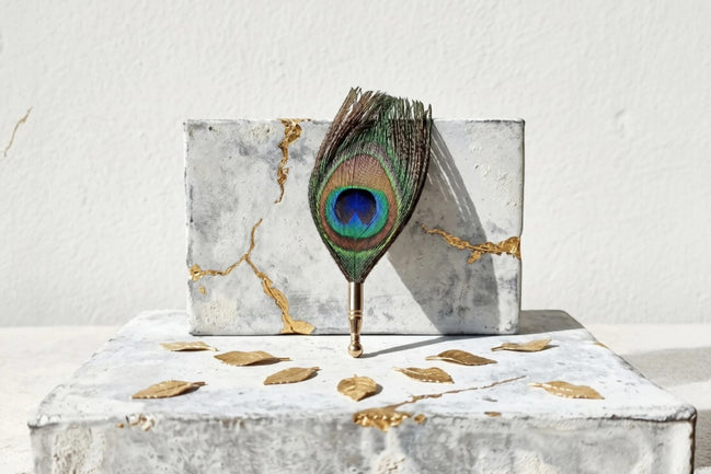 Broche épingle plume de paon verte et bleue avec détails dorés, style Peaky Blinders, Roaring 20s Paris.