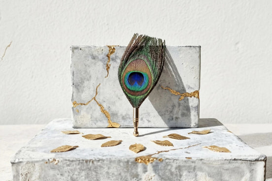 Broche épingle plume de paon verte et bleue avec détails dorés, style Peaky Blinders, Roaring 20s Paris.