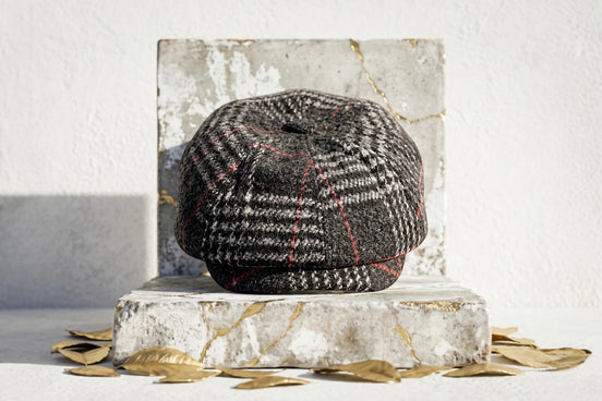 Casquette gavroche Roaring 20s Paris à carreaux gris et rouge, style Peaky Blinders.
