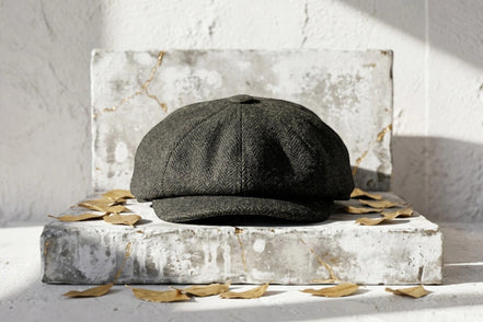 Casquette gavroche Roaring 20s Paris en mélange de coton dense, motif chevrons, couleur gris anthracite.