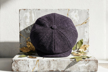 Casquette gavroche Roaring 20s Paris en laine grise à chevrons, style vintage élégant.