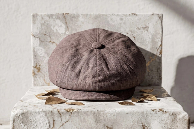 Casquette gavroche Roaring 20s Paris en lin beige à chevrons, style Peaky Blinders, idéale pour mariage.