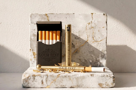 Coffret fumeur Roaring 20s Paris : étui cigarette noir, briquet doré et porte-cigarette personnalisables avec gravure.