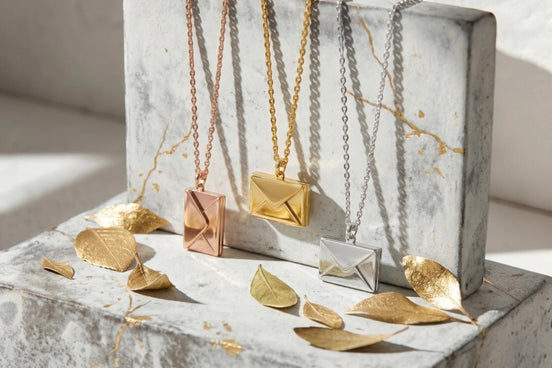Roaring 20s Paris : collier médaillon enveloppe personnalisable en or, argent et or rose. Idée cadeau.