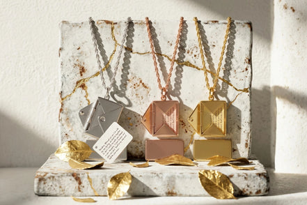 Roaring 20s Paris – Collier médaillon personnalisé en forme d'enveloppe, disponible en argent, or rose et or. Idéal cadeau couple ou amitié.