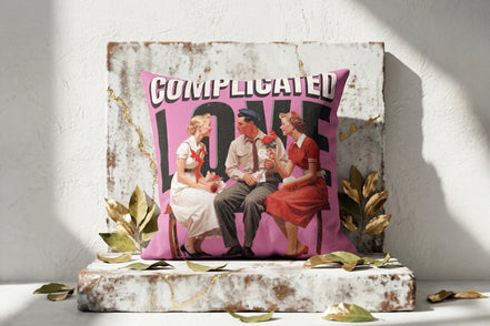 Coussin carré Roaring 20s Paris rose avec illustration rétro "Complicated Love" et trois personnages.
