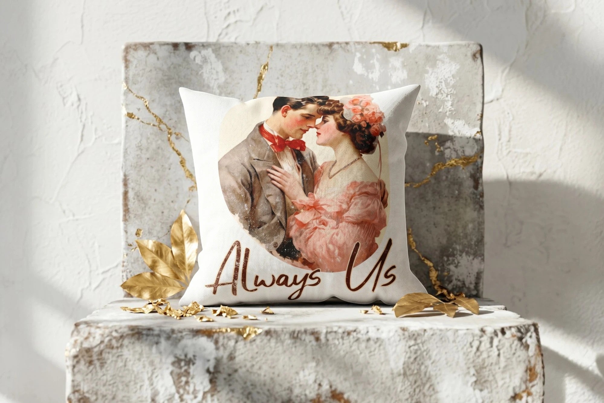 Housse de coussin Roaring 20s Paris en coton blanc avec un motif vintage d'un couple s'embrassant, texte 