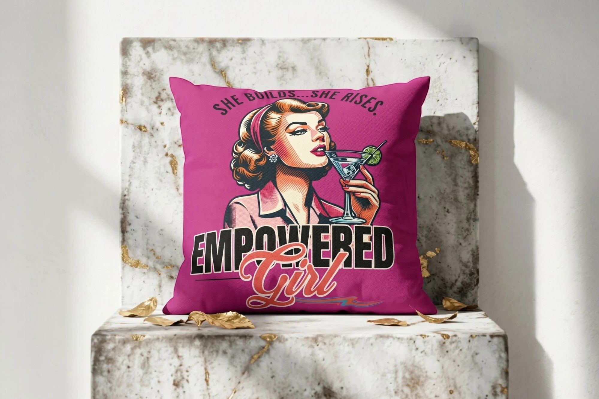 Coussin carré rose Roaring 20s Paris avec illustration vintage d'une femme buvant un cocktail et le texte 