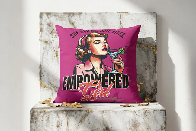 Coussin carré rose Roaring 20s Paris avec illustration vintage d'une femme buvant un cocktail et le texte "EMPOWERED Girl".