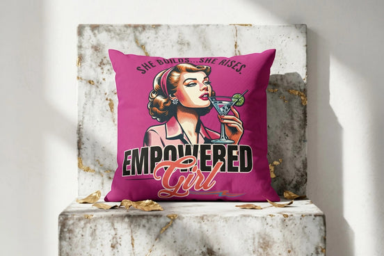 Coussin carré rose Roaring 20s Paris avec illustration vintage d'une femme buvant un cocktail et le texte "EMPOWERED Girl".