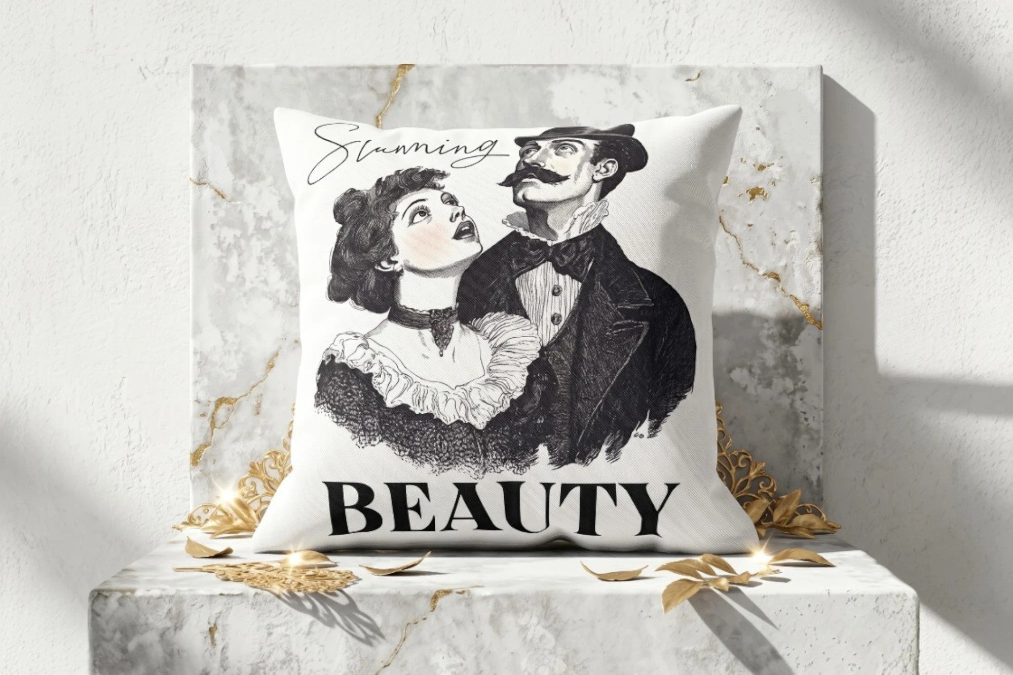 Coussin carré Roaring 20s Paris avec illustration vintage d'un couple et le mot BEAUTY