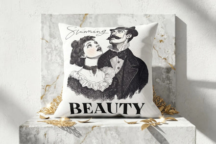 Coussin carré Roaring 20s Paris avec illustration vintage d'un couple et le mot BEAUTY