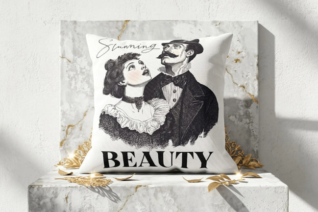Coussin carré Roaring 20s Paris avec illustration vintage d'un couple et le mot BEAUTY