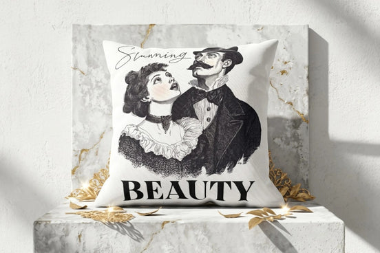 Coussin carré Roaring 20s Paris avec illustration vintage d'un couple et le mot BEAUTY
