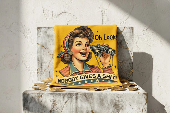 Couverture polaire jaune Roaring 20s Paris avec illustration rétro d'une femme regardant dans des jumelles. "Oh Look! NOBODY GIVES A SHIT"