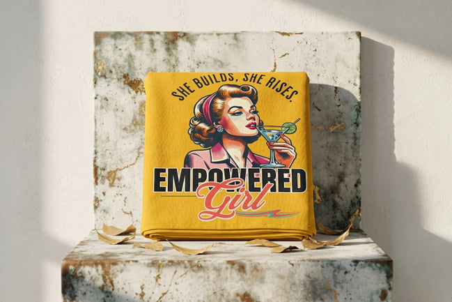 Couverture polaire jaune Roaring 20s Paris avec illustration vintage d'une femme et le message "EMPOWERED Girl".