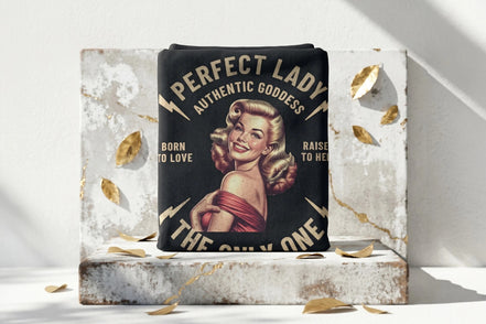 Couverture polaire Roaring 20s Paris noire avec illustration vintage glamour d'une femme et texte "Perfect Lady Authentic Goddess".