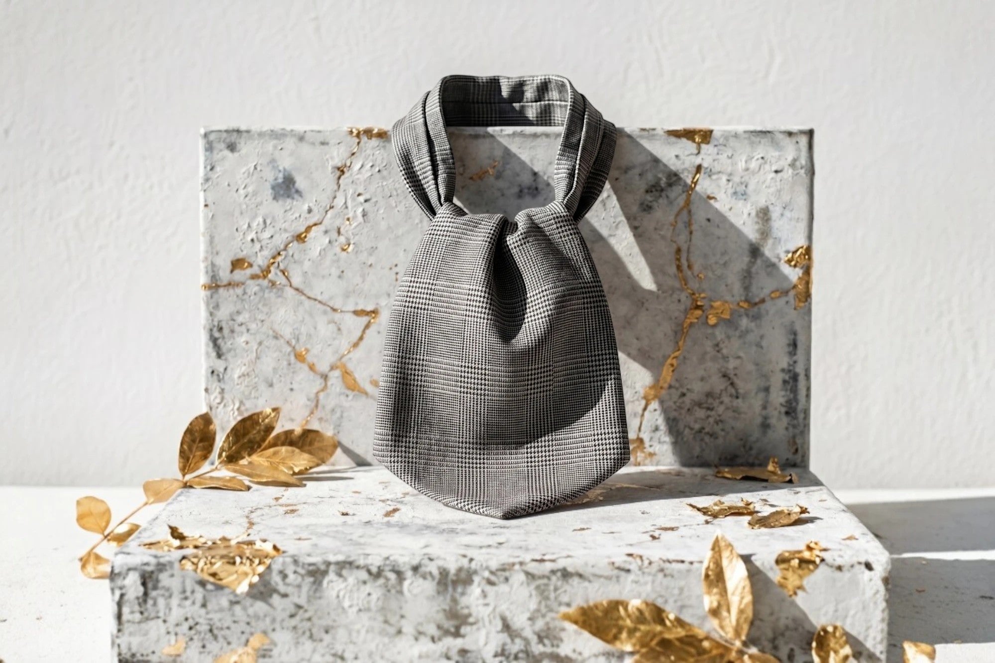 Cravate ascot lavallière en soie gris clair à motif Prince de Galles, style Peaky Blinders, pour mariage.