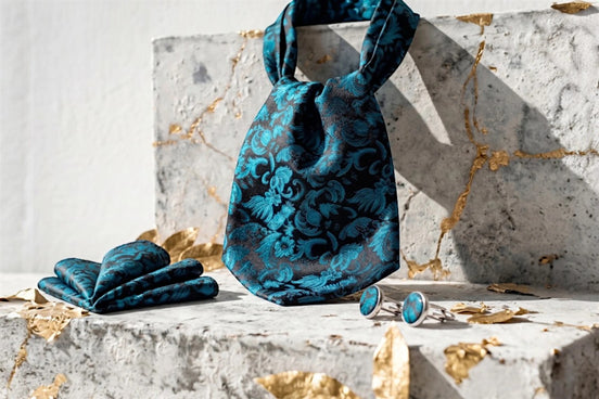 Cravate ascot en soie bleu Fenhli Roaring 20s Paris avec motifs floraux, assortie d'un mouchoir et boutons de manchette.
