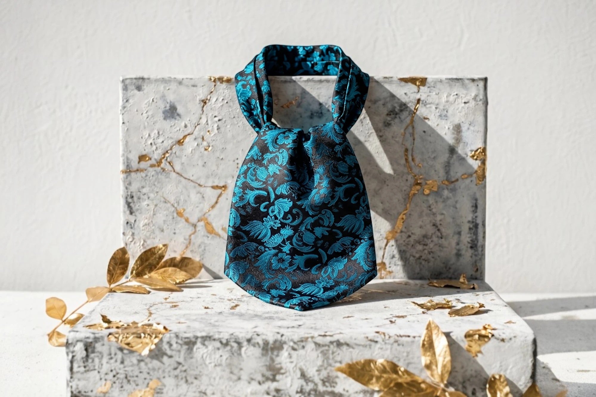 Cravate ascot en soie bleu Fenhli Roaring 20s Paris avec motifs floraux et géométriques, idéale pour mariage.