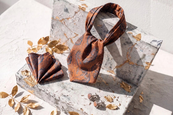 Cravate ascot lavallière en soie marron et bleu avec motif abstrait, assortie d'un mouchoir de poche et boutons de manchette. Roaring 20s Paris.