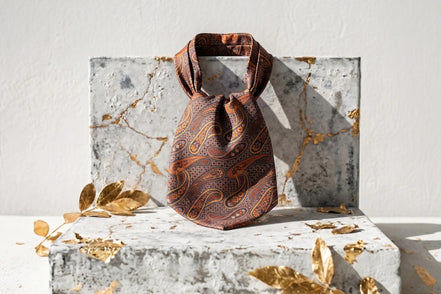 Cravate Ascot soie orange Risos Roaring 20s Paris avec motif cachemire, 100% soie, pour mariage ou cadeau.