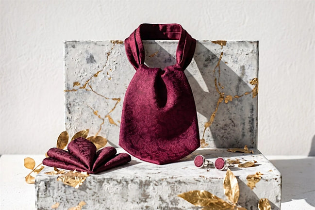 Cravate ascot en soie rouge Hart à motif floral, avec pochette assortie et boutons de manchette. Style notaire.
