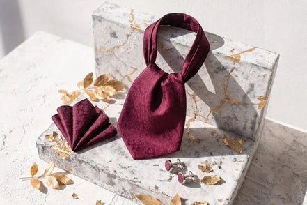 Cravate ascot en soie rouge Hart à fines rayures, avec pochette assortie et boutons de manchette. Style notaire.