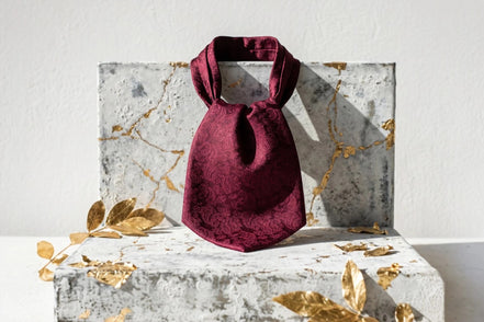 Cravate ascot en soie rouge Hart à motif cachemire, style notaire, pour homme.