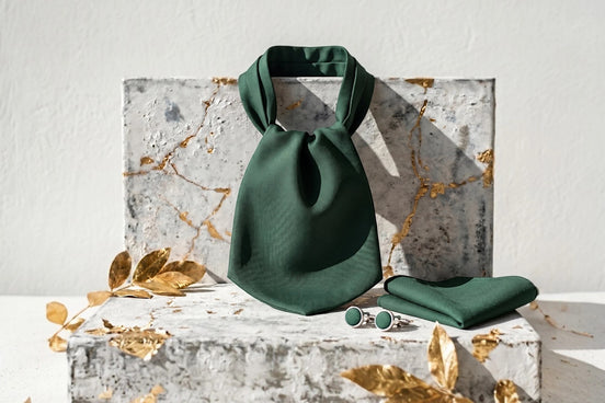 Cravate ascot en soie vert foncé Roaring 20s Paris, avec pochette assortie et boutons de manchette.