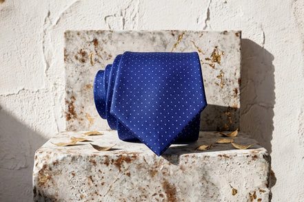 Roaring 20s Paris Cravate bleu marine en soie à pois blancs, 140cm x 8cm, 3% élasthanne. Idéale pour mariage ou soirée chic.