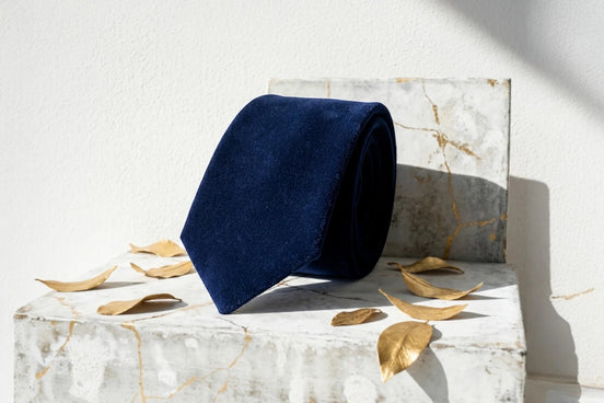 Cravate en cachemire bleu marine Roaring 20s Paris, texture velours, motif géométrique subtil, 140cm x 6cm.