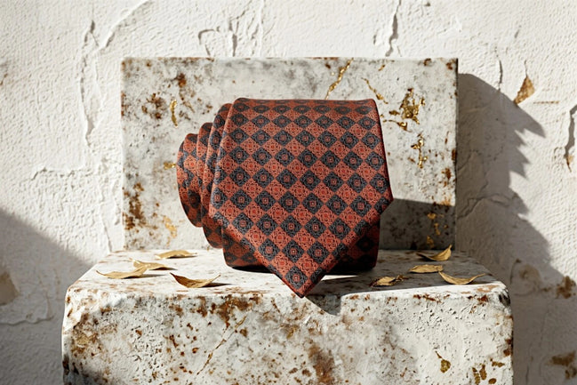Cravate Roaring 20s Paris en soie ocre et bleu à motif géométrique, 140x8cm, 3% élasthanne.