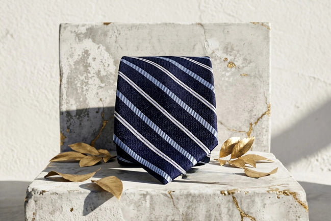 Cravate en soie bleu marine à rayures bleues claires et blanches, Roaring 20s Paris
