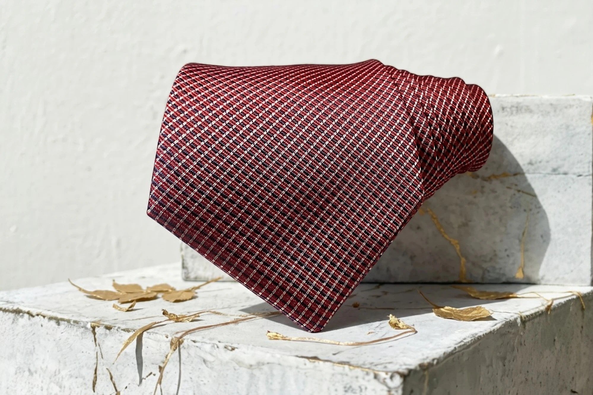Cravate en soie rouge bordeaux à micro-motif géométrique, idéale pour mariage ou tenue de soirée. Roaring 20s Paris.